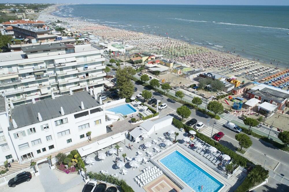 Hotel Promenade Universale Чезенатіко Екстер'єр фото