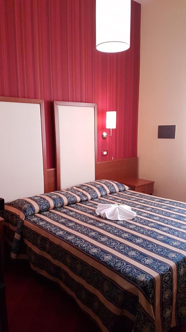 Hotel Promenade Universale Чезенатіко Екстер'єр фото